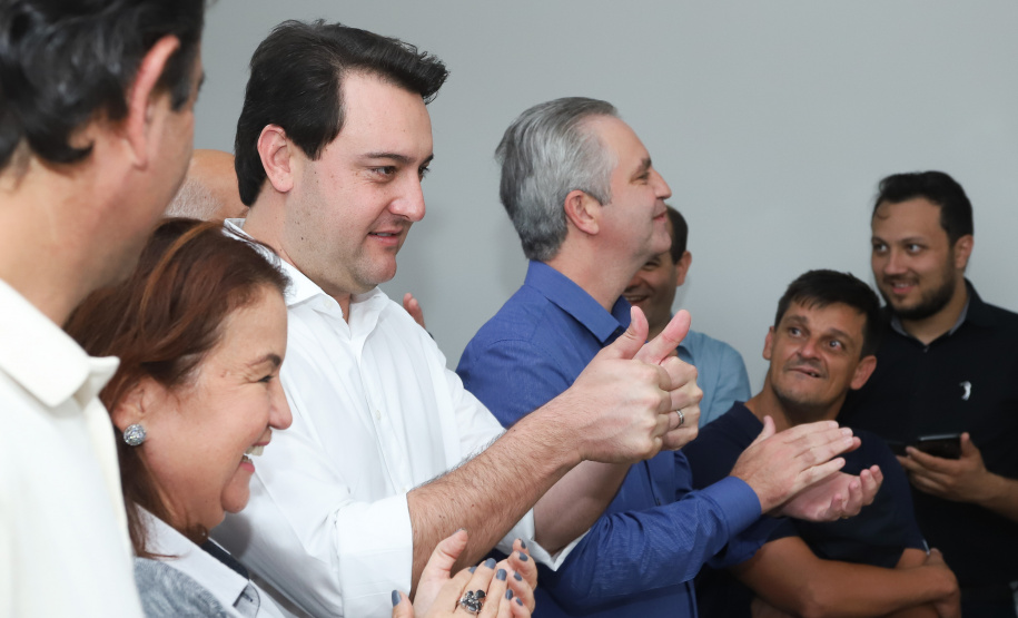 O governador Carlos Massa Ratinho Junior esteve nesta quinta-feira (17) na Apae de Maringá para conhecer as instalações e as atividades desenvolvidas no local. Acompanhado do secretário de Estado da Educação, Renato Feder, e do presidente da Federação das APAEs do do Paraná, Fernando Meneguetti, Ratinho Junior conheceu os projetos que atendem, mensalmente, 1.068 pessoas com deficiência.. Foto: Rodrigo Felix Leal/ANPr