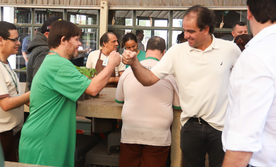 O governador Carlos Massa Ratinho Junior esteve nesta quinta-feira (17) na Apae de Maringá para conhecer as instalações e as atividades desenvolvidas no local. Acompanhado do secretário de Estado da Educação, Renato Feder, e do presidente da Federação das APAEs do do Paraná, Fernando Meneguetti, Ratinho Junior conheceu os projetos que atendem, mensalmente, 1.068 pessoas com deficiência.. Foto: Rodrigo Felix Leal/ANPr
