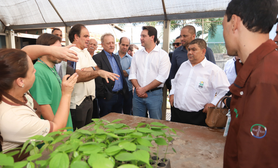 O governador Carlos Massa Ratinho Junior esteve nesta quinta-feira (17) na Apae de Maringá para conhecer as instalações e as atividades desenvolvidas no local. Acompanhado do secretário de Estado da Educação, Renato Feder, e do presidente da Federação das APAEs do do Paraná, Fernando Meneguetti, Ratinho Junior conheceu os projetos que atendem, mensalmente, 1.068 pessoas com deficiência.. Foto: Rodrigo Felix Leal/ANPr