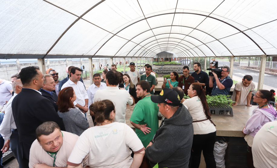 O governador Carlos Massa Ratinho Junior esteve nesta quinta-feira (17) na Apae de Maringá para conhecer as instalações e as atividades desenvolvidas no local. Acompanhado do secretário de Estado da Educação, Renato Feder, e do presidente da Federação das APAEs do do Paraná, Fernando Meneguetti, Ratinho Junior conheceu os projetos que atendem, mensalmente, 1.068 pessoas com deficiência.. Foto: Rodrigo Felix Leal/ANPr