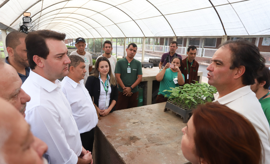 O governador Carlos Massa Ratinho Junior esteve nesta quinta-feira (17) na Apae de Maringá para conhecer as instalações e as atividades desenvolvidas no local. Acompanhado do secretário de Estado da Educação, Renato Feder, e do presidente da Federação das APAEs do do Paraná, Fernando Meneguetti, Ratinho Junior conheceu os projetos que atendem, mensalmente, 1.068 pessoas com deficiência.. Foto: Rodrigo Felix Leal/ANPr