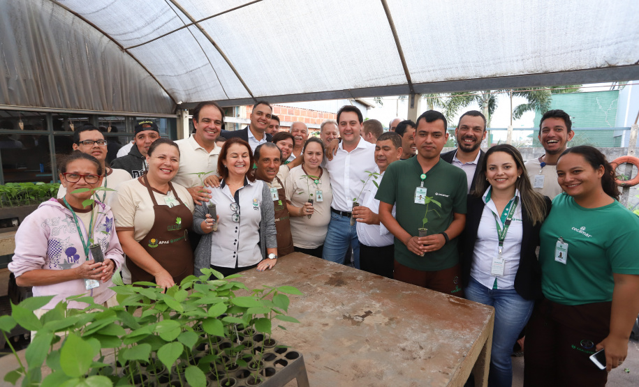 O governador Carlos Massa Ratinho Junior esteve nesta quinta-feira (17) na Apae de Maringá para conhecer as instalações e as atividades desenvolvidas no local. Acompanhado do secretário de Estado da Educação, Renato Feder, e do presidente da Federação das APAEs do do Paraná, Fernando Meneguetti, Ratinho Junior conheceu os projetos que atendem, mensalmente, 1.068 pessoas com deficiência.. Foto: Rodrigo Felix Leal/ANPr