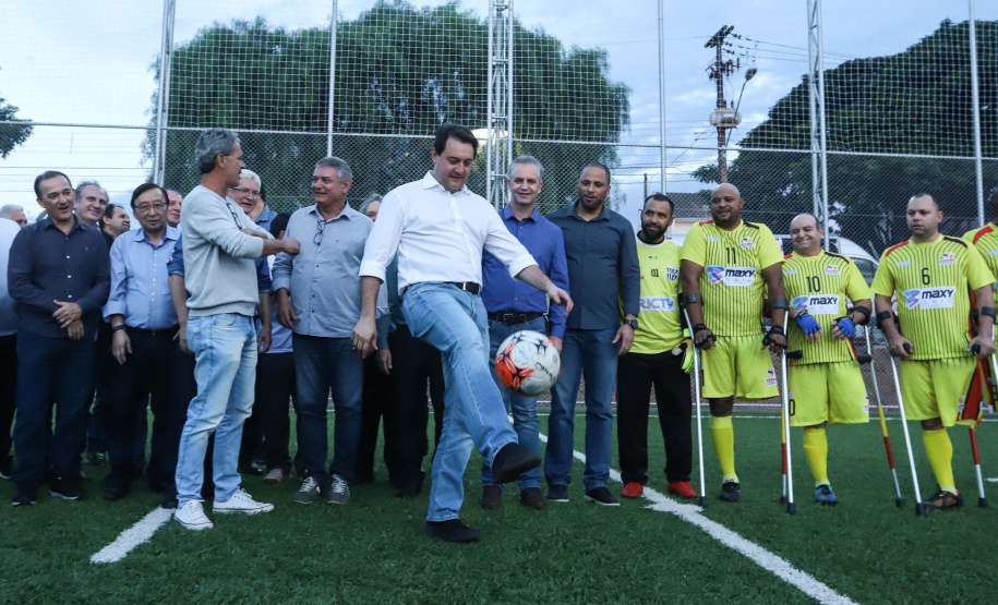 Moradores do Jardim Novo Oásis, em Maringá (Noroeste), ganharam nesta quinta-feira (16) um novo espaço de lazer. O governador Carlos Massa Ratinho Junior e o prefeito Ulisses Maia inauguraram a primeira de 30 unidade no município do programa Meu Campinho. Com 1,5 mil metros quadrados e investimento total de cerca de R$ 400 mil, o local conta com diversos aparelhos de lazer para pessoas de todas as idades.Foto: Rodrigo Felix Leal/ANPr