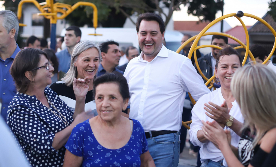 Moradores do Jardim Novo Oásis, em Maringá (Noroeste), ganharam nesta quinta-feira (16) um novo espaço de lazer. O governador Carlos Massa Ratinho Junior e o prefeito Ulisses Maia inauguraram a primeira de 30 unidade no município do programa Meu Campinho. Com 1,5 mil metros quadrados e investimento total de cerca de R$ 400 mil, o local conta com diversos aparelhos de lazer para pessoas de todas as idades.Foto: Rodrigo Felix Leal/ANPr