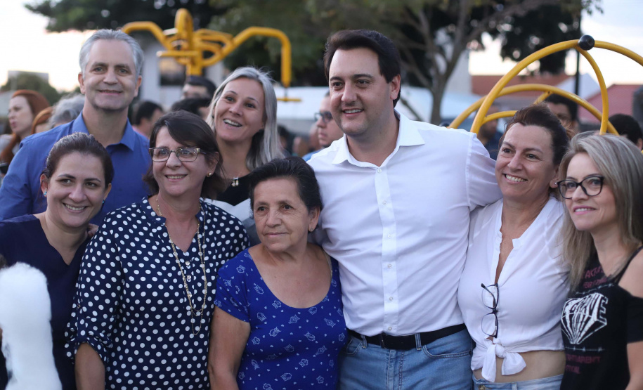 Moradores do Jardim Novo Oásis, em Maringá (Noroeste), ganharam nesta quinta-feira (16) um novo espaço de lazer. O governador Carlos Massa Ratinho Junior e o prefeito Ulisses Maia inauguraram a primeira de 30 unidade no município do programa Meu Campinho. Com 1,5 mil metros quadrados e investimento total de cerca de R$ 400 mil, o local conta com diversos aparelhos de lazer para pessoas de todas as idades.Foto: Rodrigo Felix Leal/ANPr