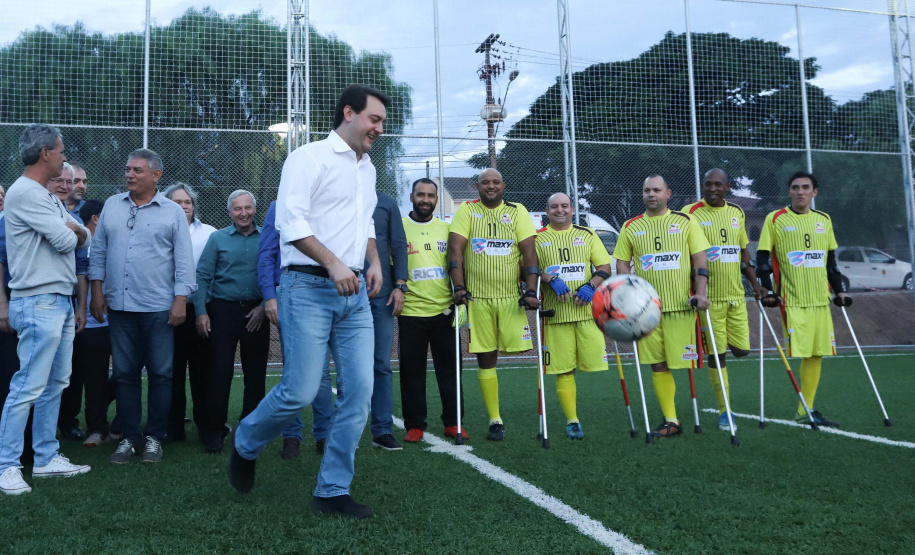 Moradores do Jardim Novo Oásis, em Maringá (Noroeste), ganharam nesta quinta-feira (16) um novo espaço de lazer. O governador Carlos Massa Ratinho Junior e o prefeito Ulisses Maia inauguraram a primeira de 30 unidade no município do programa Meu Campinho. Com 1,5 mil metros quadrados e investimento total de cerca de R$ 400 mil, o local conta com diversos aparelhos de lazer para pessoas de todas as idades.Foto: Rodrigo Felix Leal/ANPr