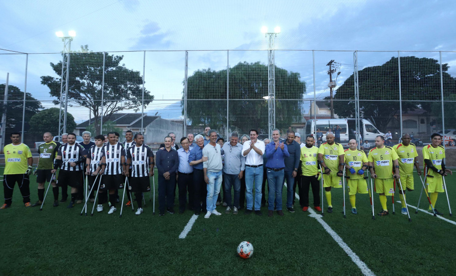 Moradores do Jardim Novo Oásis, em Maringá (Noroeste), ganharam nesta quinta-feira (16) um novo espaço de lazer. O governador Carlos Massa Ratinho Junior e o prefeito Ulisses Maia inauguraram a primeira de 30 unidade no município do programa Meu Campinho. Com 1,5 mil metros quadrados e investimento total de cerca de R$ 400 mil, o local conta com diversos aparelhos de lazer para pessoas de todas as idades.Foto: Rodrigo Felix Leal/ANPr