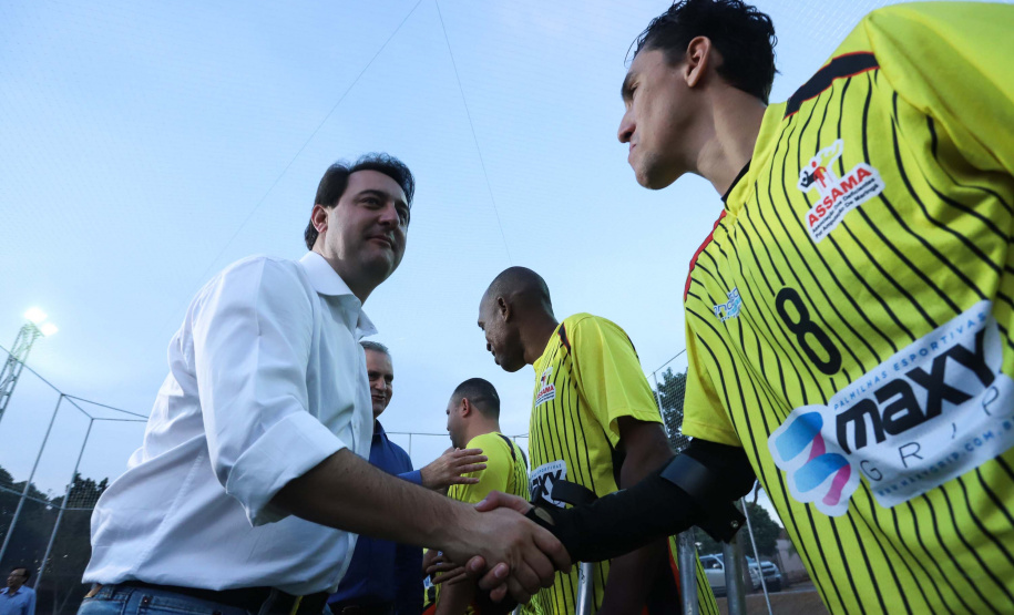 Moradores do Jardim Novo Oásis, em Maringá (Noroeste), ganharam nesta quinta-feira (16) um novo espaço de lazer. O governador Carlos Massa Ratinho Junior e o prefeito Ulisses Maia inauguraram a primeira de 30 unidade no município do programa Meu Campinho. Com 1,5 mil metros quadrados e investimento total de cerca de R$ 400 mil, o local conta com diversos aparelhos de lazer para pessoas de todas as idades.Foto: Rodrigo Felix Leal/ANPr