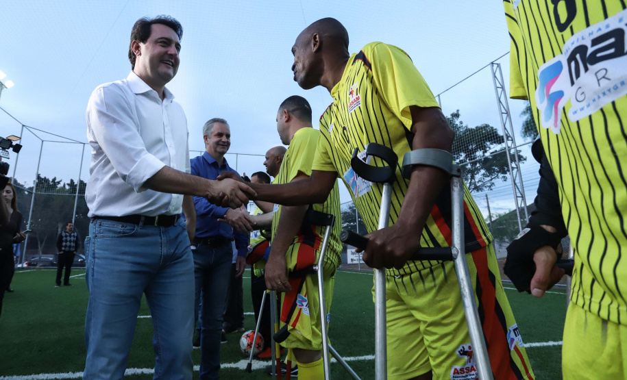 Moradores do Jardim Novo Oásis, em Maringá (Noroeste), ganharam nesta quinta-feira (16) um novo espaço de lazer. O governador Carlos Massa Ratinho Junior e o prefeito Ulisses Maia inauguraram a primeira de 30 unidade no município do programa Meu Campinho. Com 1,5 mil metros quadrados e investimento total de cerca de R$ 400 mil, o local conta com diversos aparelhos de lazer para pessoas de todas as idades.Foto: Rodrigo Felix Leal/ANPr