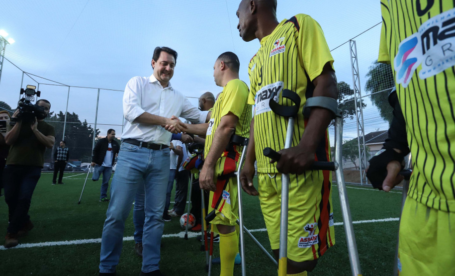 Moradores do Jardim Novo Oásis, em Maringá (Noroeste), ganharam nesta quinta-feira (16) um novo espaço de lazer. O governador Carlos Massa Ratinho Junior e o prefeito Ulisses Maia inauguraram a primeira de 30 unidade no município do programa Meu Campinho. Com 1,5 mil metros quadrados e investimento total de cerca de R$ 400 mil, o local conta com diversos aparelhos de lazer para pessoas de todas as idades.Foto: Rodrigo Felix Leal/ANPr