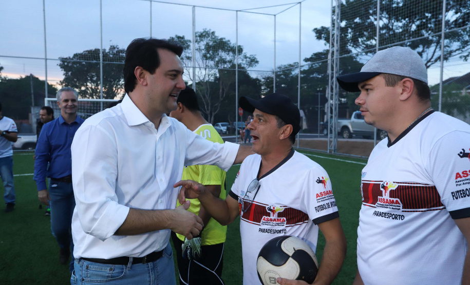 Moradores do Jardim Novo Oásis, em Maringá (Noroeste), ganharam nesta quinta-feira (16) um novo espaço de lazer. O governador Carlos Massa Ratinho Junior e o prefeito Ulisses Maia inauguraram a primeira de 30 unidade no município do programa Meu Campinho. Com 1,5 mil metros quadrados e investimento total de cerca de R$ 400 mil, o local conta com diversos aparelhos de lazer para pessoas de todas as idades.Foto: Rodrigo Felix Leal/ANPr
