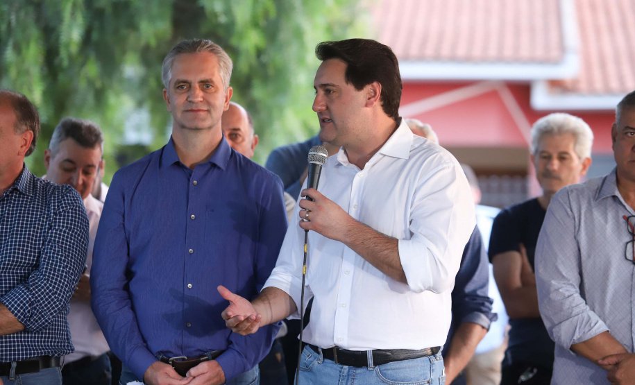 Moradores do Jardim Novo Oásis, em Maringá (Noroeste), ganharam nesta quinta-feira (16) um novo espaço de lazer. O governador Carlos Massa Ratinho Junior e o prefeito Ulisses Maia inauguraram a primeira de 30 unidade no município do programa Meu Campinho. Com 1,5 mil metros quadrados e investimento total de cerca de R$ 400 mil, o local conta com diversos aparelhos de lazer para pessoas de todas as idades.Foto: Rodrigo Felix Leal/ANPr