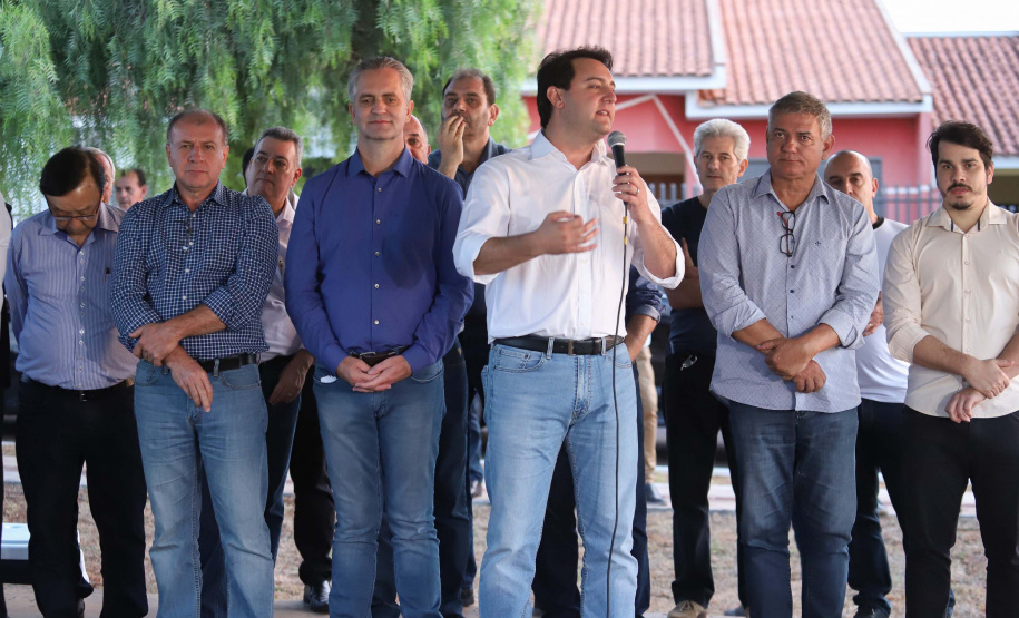 Moradores do Jardim Novo Oásis, em Maringá (Noroeste), ganharam nesta quinta-feira (16) um novo espaço de lazer. O governador Carlos Massa Ratinho Junior e o prefeito Ulisses Maia inauguraram a primeira de 30 unidade no município do programa Meu Campinho. Com 1,5 mil metros quadrados e investimento total de cerca de R$ 400 mil, o local conta com diversos aparelhos de lazer para pessoas de todas as idades.Foto: Rodrigo Felix Leal/ANPr