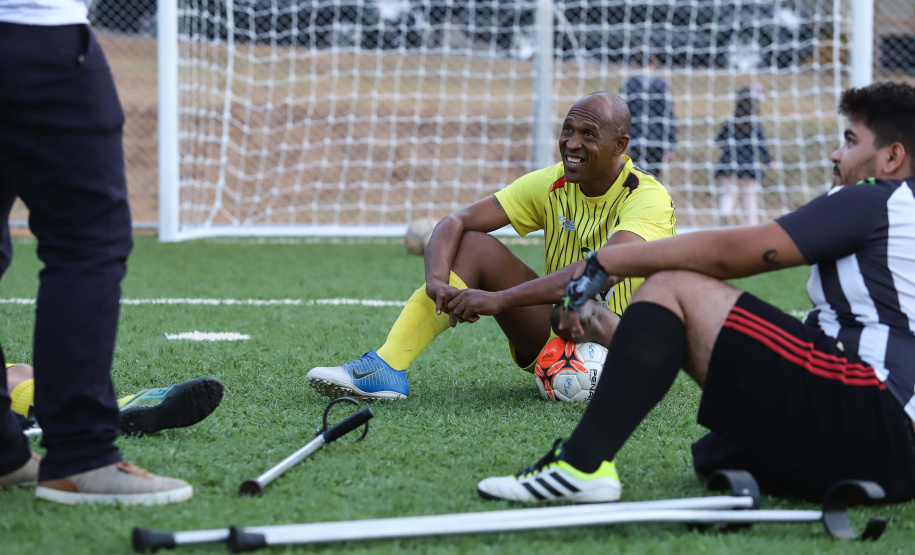 Moradores do Jardim Novo Oásis, em Maringá (Noroeste), ganharam nesta quinta-feira (16) um novo espaço de lazer. O governador Carlos Massa Ratinho Junior e o prefeito Ulisses Maia inauguraram a primeira de 30 unidade no município do programa Meu Campinho. Com 1,5 mil metros quadrados e investimento total de cerca de R$ 400 mil, o local conta com diversos aparelhos de lazer para pessoas de todas as idades.Foto: Rodrigo Felix Leal/ANPr