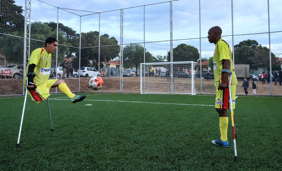 Moradores do Jardim Novo Oásis, em Maringá (Noroeste), ganharam nesta quinta-feira (16) um novo espaço de lazer. O governador Carlos Massa Ratinho Junior e o prefeito Ulisses Maia inauguraram a primeira de 30 unidade no município do programa Meu Campinho. Com 1,5 mil metros quadrados e investimento total de cerca de R$ 400 mil, o local conta com diversos aparelhos de lazer para pessoas de todas as idades.Foto: Rodrigo Felix Leal/ANPr