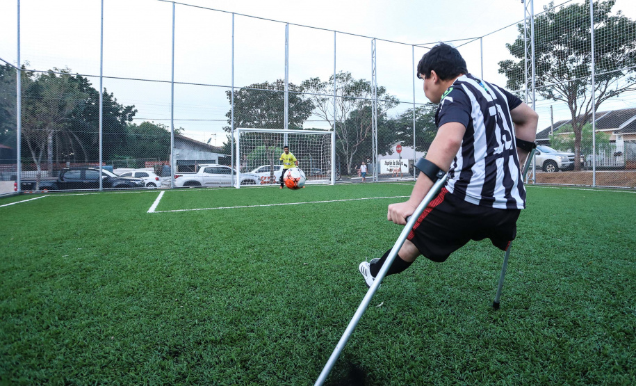 Moradores do Jardim Novo Oásis, em Maringá (Noroeste), ganharam nesta quinta-feira (16) um novo espaço de lazer. O governador Carlos Massa Ratinho Junior e o prefeito Ulisses Maia inauguraram a primeira de 30 unidade no município do programa Meu Campinho. Com 1,5 mil metros quadrados e investimento total de cerca de R$ 400 mil, o local conta com diversos aparelhos de lazer para pessoas de todas as idades.Foto: Rodrigo Felix Leal/ANPr