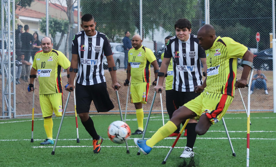 Moradores do Jardim Novo Oásis, em Maringá (Noroeste), ganharam nesta quinta-feira (16) um novo espaço de lazer. O governador Carlos Massa Ratinho Junior e o prefeito Ulisses Maia inauguraram a primeira de 30 unidade no município do programa Meu Campinho. Com 1,5 mil metros quadrados e investimento total de cerca de R$ 400 mil, o local conta com diversos aparelhos de lazer para pessoas de todas as idades.Foto: Rodrigo Felix Leal/ANPr