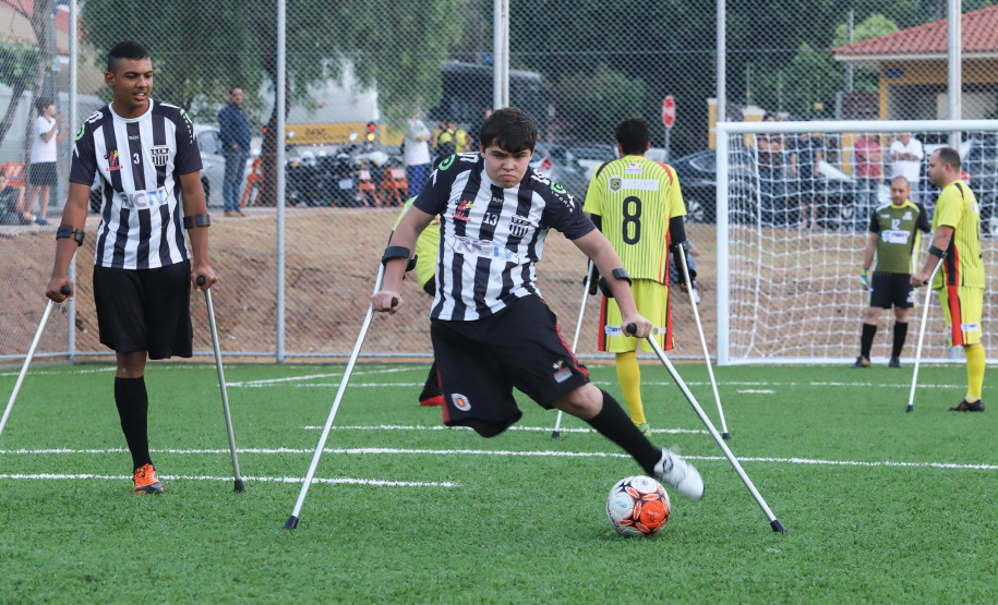 Moradores do Jardim Novo Oásis, em Maringá (Noroeste), ganharam nesta quinta-feira (16) um novo espaço de lazer. O governador Carlos Massa Ratinho Junior e o prefeito Ulisses Maia inauguraram a primeira de 30 unidade no município do programa Meu Campinho. Com 1,5 mil metros quadrados e investimento total de cerca de R$ 400 mil, o local conta com diversos aparelhos de lazer para pessoas de todas as idades.Foto: Rodrigo Felix Leal/ANPr