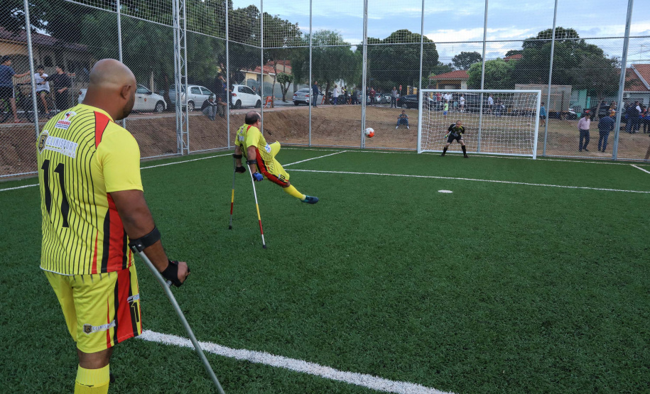 Moradores do Jardim Novo Oásis, em Maringá (Noroeste), ganharam nesta quinta-feira (16) um novo espaço de lazer. O governador Carlos Massa Ratinho Junior e o prefeito Ulisses Maia inauguraram a primeira de 30 unidade no município do programa Meu Campinho. Com 1,5 mil metros quadrados e investimento total de cerca de R$ 400 mil, o local conta com diversos aparelhos de lazer para pessoas de todas as idades.Foto: Rodrigo Felix Leal/ANPr