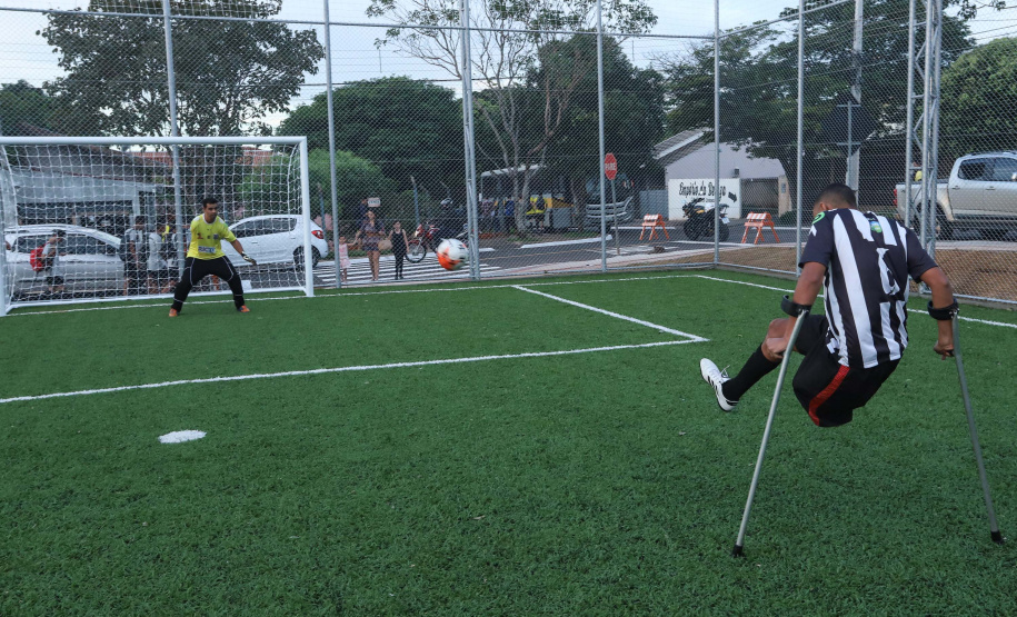 Moradores do Jardim Novo Oásis, em Maringá (Noroeste), ganharam nesta quinta-feira (16) um novo espaço de lazer. O governador Carlos Massa Ratinho Junior e o prefeito Ulisses Maia inauguraram a primeira de 30 unidade no município do programa Meu Campinho. Com 1,5 mil metros quadrados e investimento total de cerca de R$ 400 mil, o local conta com diversos aparelhos de lazer para pessoas de todas as idades.Foto: Rodrigo Felix Leal/ANPr