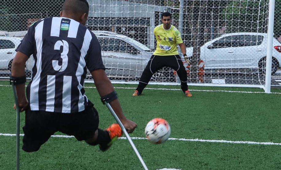 Moradores do Jardim Novo Oásis, em Maringá (Noroeste), ganharam nesta quinta-feira (16) um novo espaço de lazer. O governador Carlos Massa Ratinho Junior e o prefeito Ulisses Maia inauguraram a primeira de 30 unidade no município do programa Meu Campinho. Com 1,5 mil metros quadrados e investimento total de cerca de R$ 400 mil, o local conta com diversos aparelhos de lazer para pessoas de todas as idades.Foto: Rodrigo Felix Leal/ANPr