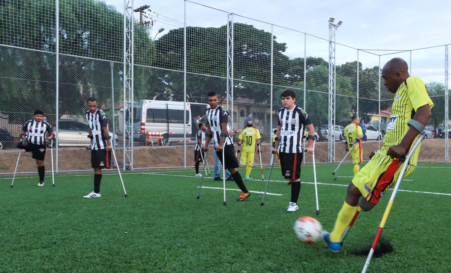 Moradores do Jardim Novo Oásis, em Maringá (Noroeste), ganharam nesta quinta-feira (16) um novo espaço de lazer. O governador Carlos Massa Ratinho Junior e o prefeito Ulisses Maia inauguraram a primeira de 30 unidade no município do programa Meu Campinho. Com 1,5 mil metros quadrados e investimento total de cerca de R$ 400 mil, o local conta com diversos aparelhos de lazer para pessoas de todas as idades.Foto: Rodrigo Felix Leal/ANPr