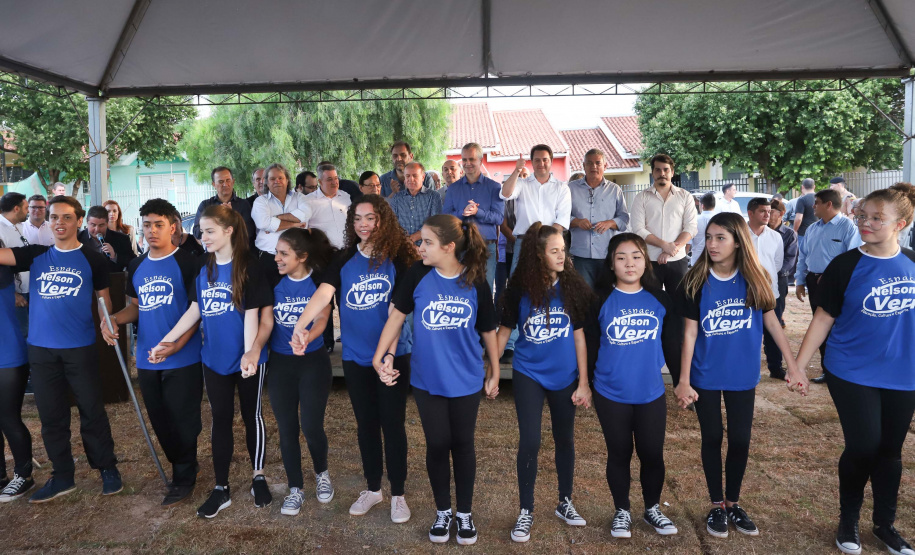 Moradores do Jardim Novo Oásis, em Maringá (Noroeste), ganharam nesta quinta-feira (16) um novo espaço de lazer. O governador Carlos Massa Ratinho Junior e o prefeito Ulisses Maia inauguraram a primeira de 30 unidade no município do programa Meu Campinho. Com 1,5 mil metros quadrados e investimento total de cerca de R$ 400 mil, o local conta com diversos aparelhos de lazer para pessoas de todas as idades.Foto: Rodrigo Felix Leal/ANPr