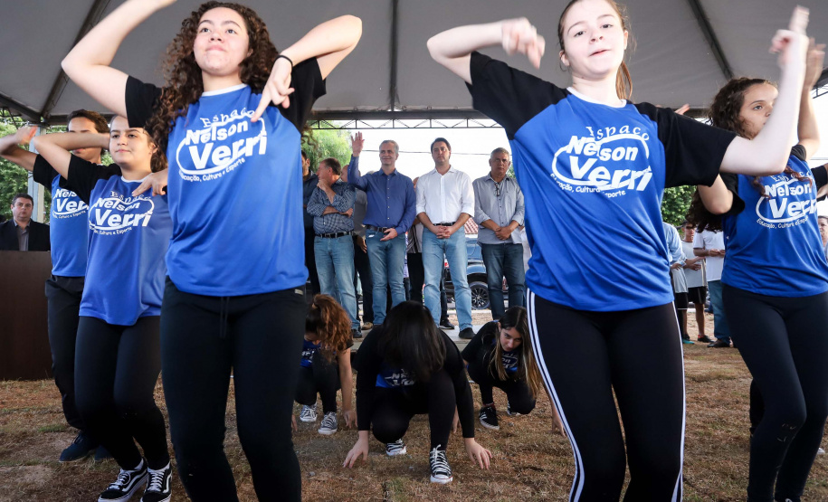 Moradores do Jardim Novo Oásis, em Maringá (Noroeste), ganharam nesta quinta-feira (16) um novo espaço de lazer. O governador Carlos Massa Ratinho Junior e o prefeito Ulisses Maia inauguraram a primeira de 30 unidade no município do programa Meu Campinho. Com 1,5 mil metros quadrados e investimento total de cerca de R$ 400 mil, o local conta com diversos aparelhos de lazer para pessoas de todas as idades.Foto: Rodrigo Felix Leal/ANPr