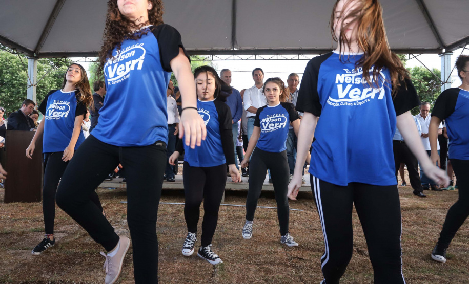Moradores do Jardim Novo Oásis, em Maringá (Noroeste), ganharam nesta quinta-feira (16) um novo espaço de lazer. O governador Carlos Massa Ratinho Junior e o prefeito Ulisses Maia inauguraram a primeira de 30 unidade no município do programa Meu Campinho. Com 1,5 mil metros quadrados e investimento total de cerca de R$ 400 mil, o local conta com diversos aparelhos de lazer para pessoas de todas as idades.Foto: Rodrigo Felix Leal/ANPr
