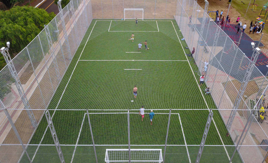 Moradores do Jardim Novo Oásis, em Maringá (Noroeste), ganharam nesta quinta-feira (16) um novo espaço de lazer. O governador Carlos Massa Ratinho Junior e o prefeito Ulisses Maia inauguraram a primeira de 30 unidade no município do programa Meu Campinho. Com 1,5 mil metros quadrados e investimento total de cerca de R$ 400 mil, o local conta com diversos aparelhos de lazer para pessoas de todas as idades. Maringá, 16/05/2019Foto: José Fernando Ogura/ANPr