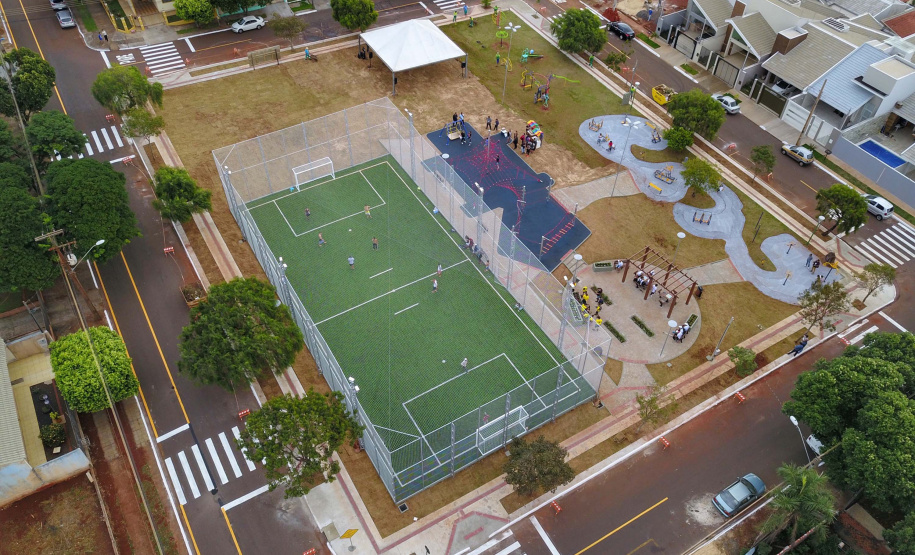 Moradores do Jardim Novo Oásis, em Maringá (Noroeste), ganharam nesta quinta-feira (16) um novo espaço de lazer. O governador Carlos Massa Ratinho Junior e o prefeito Ulisses Maia inauguraram a primeira de 30 unidade no município do programa Meu Campinho. Com 1,5 mil metros quadrados e investimento total de cerca de R$ 400 mil, o local conta com diversos aparelhos de lazer para pessoas de todas as idades. Maringá, 16/05/2019Foto: José Fernando Ogura/ANPr