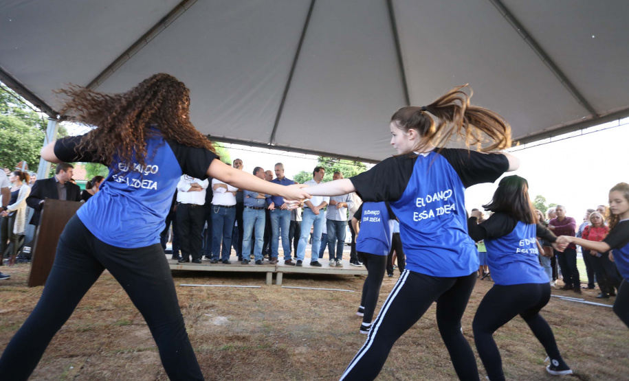 Moradores do Jardim Novo Oásis, em Maringá (Noroeste), ganharam nesta quinta-feira (16) um novo espaço de lazer. O governador Carlos Massa Ratinho Junior e o prefeito Ulisses Maia inauguraram a primeira de 30 unidade no município do programa Meu Campinho. Com 1,5 mil metros quadrados e investimento total de cerca de R$ 400 mil, o local conta com diversos aparelhos de lazer para pessoas de todas as idades. Maringá, 16/05/2019Foto: José Fernando Ogura/ANPr