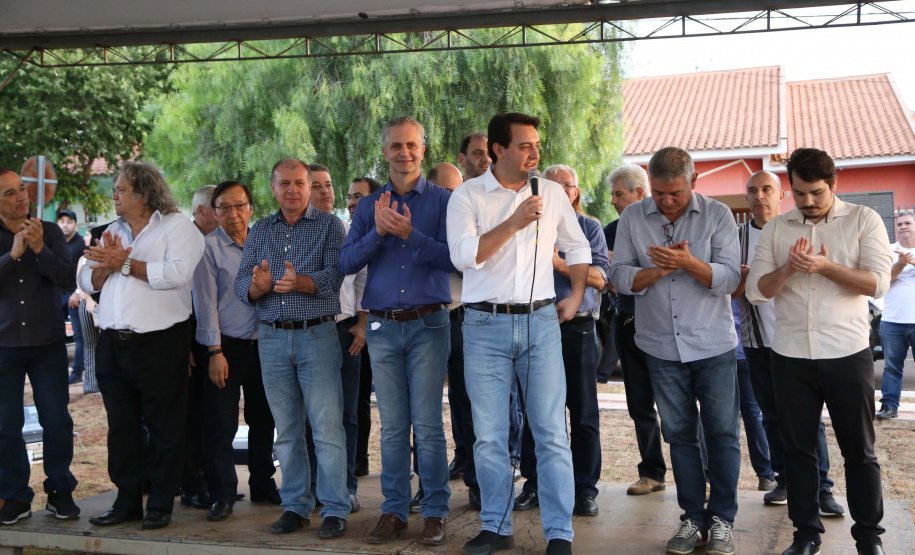 Moradores do Jardim Novo Oásis, em Maringá (Noroeste), ganharam nesta quinta-feira (16) um novo espaço de lazer. O governador Carlos Massa Ratinho Junior e o prefeito Ulisses Maia inauguraram a primeira de 30 unidade no município do programa Meu Campinho. Com 1,5 mil metros quadrados e investimento total de cerca de R$ 400 mil, o local conta com diversos aparelhos de lazer para pessoas de todas as idades. Maringá, 16/05/2019Foto: José Fernando Ogura/ANPr
