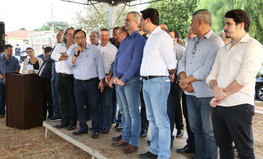 Moradores do Jardim Novo Oásis, em Maringá (Noroeste), ganharam nesta quinta-feira (16) um novo espaço de lazer. O governador Carlos Massa Ratinho Junior e o prefeito Ulisses Maia inauguraram a primeira de 30 unidade no município do programa Meu Campinho. Com 1,5 mil metros quadrados e investimento total de cerca de R$ 400 mil, o local conta com diversos aparelhos de lazer para pessoas de todas as idades. Maringá, 16/05/2019Foto: José Fernando Ogura/ANPr