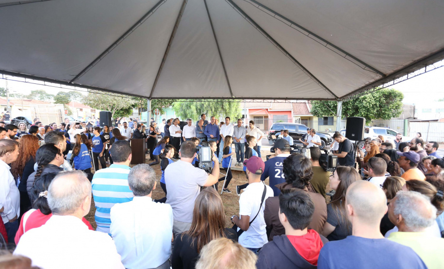 Moradores do Jardim Novo Oásis, em Maringá (Noroeste), ganharam nesta quinta-feira (16) um novo espaço de lazer. O governador Carlos Massa Ratinho Junior e o prefeito Ulisses Maia inauguraram a primeira de 30 unidade no município do programa Meu Campinho. Com 1,5 mil metros quadrados e investimento total de cerca de R$ 400 mil, o local conta com diversos aparelhos de lazer para pessoas de todas as idades. Maringá, 16/05/2019Foto: José Fernando Ogura/ANPr