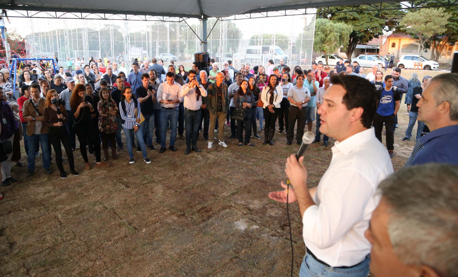 Moradores do Jardim Novo Oásis, em Maringá (Noroeste), ganharam nesta quinta-feira (16) um novo espaço de lazer. O governador Carlos Massa Ratinho Junior e o prefeito Ulisses Maia inauguraram a primeira de 30 unidade no município do programa Meu Campinho. Com 1,5 mil metros quadrados e investimento total de cerca de R$ 400 mil, o local conta com diversos aparelhos de lazer para pessoas de todas as idades. Maringá, 16/05/2019Foto: José Fernando Ogura/ANPr
