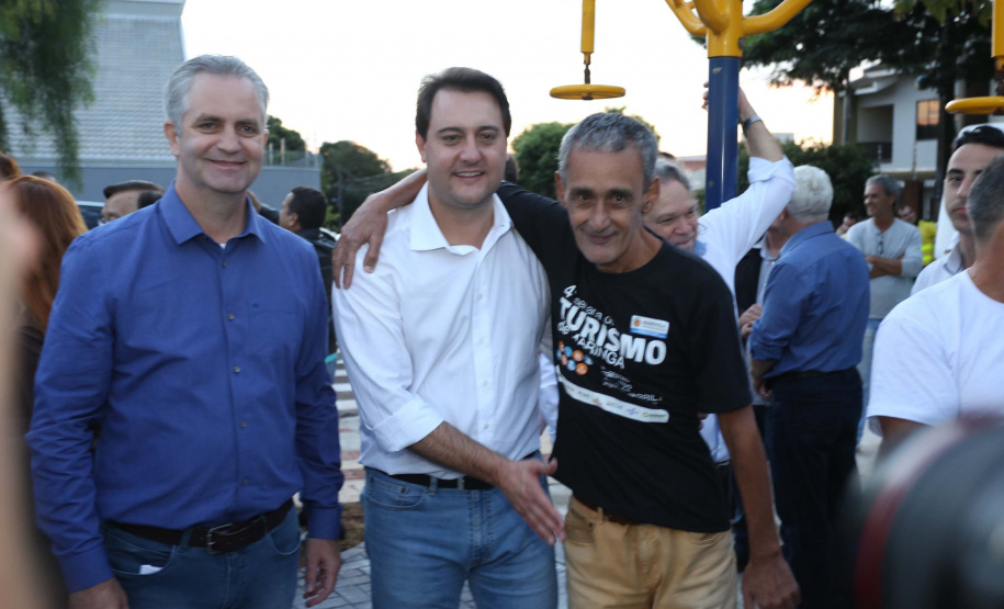 Moradores do Jardim Novo Oásis, em Maringá (Noroeste), ganharam nesta quinta-feira (16) um novo espaço de lazer. O governador Carlos Massa Ratinho Junior e o prefeito Ulisses Maia inauguraram a primeira de 30 unidade no município do programa Meu Campinho. Com 1,5 mil metros quadrados e investimento total de cerca de R$ 400 mil, o local conta com diversos aparelhos de lazer para pessoas de todas as idades. Maringá, 16/05/2019Foto: José Fernando Ogura/ANPr