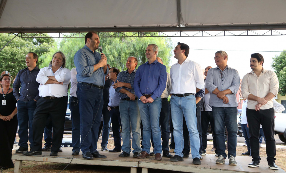Moradores do Jardim Novo Oásis, em Maringá (Noroeste), ganharam nesta quinta-feira (16) um novo espaço de lazer. O governador Carlos Massa Ratinho Junior e o prefeito Ulisses Maia inauguraram a primeira de 30 unidade no município do programa Meu Campinho. Com 1,5 mil metros quadrados e investimento total de cerca de R$ 400 mil, o local conta com diversos aparelhos de lazer para pessoas de todas as idades. Maringá, 16/05/2019Foto: José Fernando Ogura/ANPr