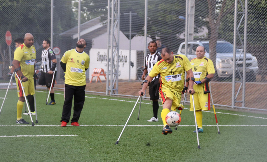 Moradores do Jardim Novo Oásis, em Maringá (Noroeste), ganharam nesta quinta-feira (16) um novo espaço de lazer. O governador Carlos Massa Ratinho Junior e o prefeito Ulisses Maia inauguraram a primeira de 30 unidade no município do programa Meu Campinho. Com 1,5 mil metros quadrados e investimento total de cerca de R$ 400 mil, o local conta com diversos aparelhos de lazer para pessoas de todas as idades. Maringá, 16/05/2019Foto: José Fernando Ogura/ANPr