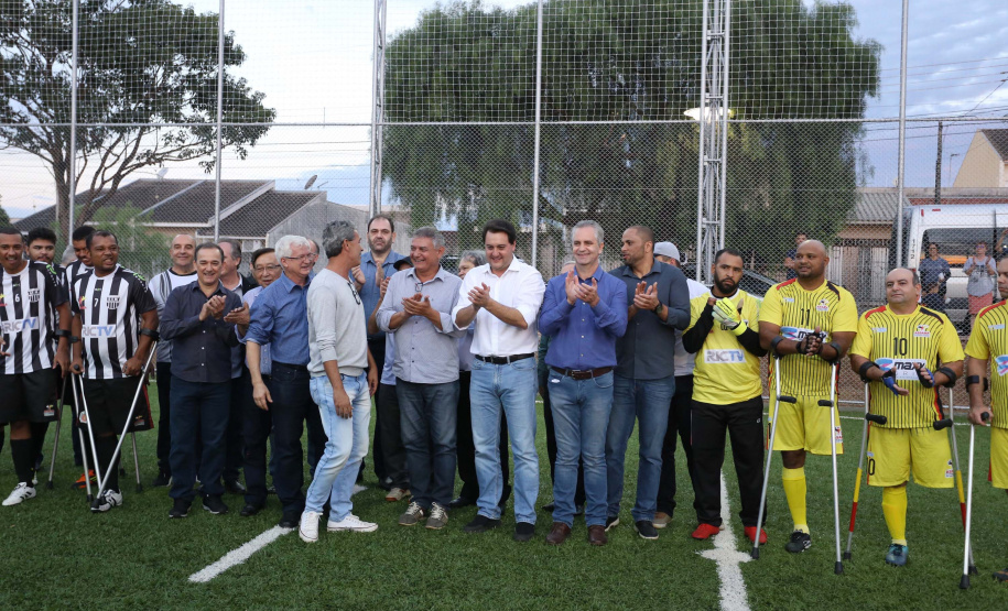 Moradores do Jardim Novo Oásis, em Maringá (Noroeste), ganharam nesta quinta-feira (16) um novo espaço de lazer. O governador Carlos Massa Ratinho Junior e o prefeito Ulisses Maia inauguraram a primeira de 30 unidade no município do programa Meu Campinho. Com 1,5 mil metros quadrados e investimento total de cerca de R$ 400 mil, o local conta com diversos aparelhos de lazer para pessoas de todas as idades. Maringá, 16/05/2019Foto: José Fernando Ogura/ANPr