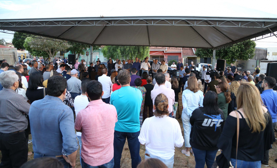 Moradores do Jardim Novo Oásis, em Maringá (Noroeste), ganharam nesta quinta-feira (16) um novo espaço de lazer. O governador Carlos Massa Ratinho Junior e o prefeito Ulisses Maia inauguraram a primeira de 30 unidade no município do programa Meu Campinho. Com 1,5 mil metros quadrados e investimento total de cerca de R$ 400 mil, o local conta com diversos aparelhos de lazer para pessoas de todas as idades. Maringá, 16/05/2019Foto: José Fernando Ogura/ANPr