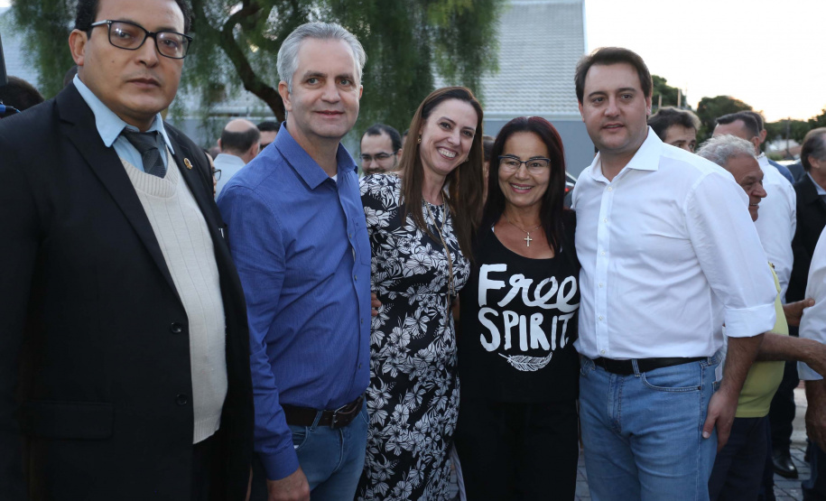 Moradores do Jardim Novo Oásis, em Maringá (Noroeste), ganharam nesta quinta-feira (16) um novo espaço de lazer. O governador Carlos Massa Ratinho Junior e o prefeito Ulisses Maia inauguraram a primeira de 30 unidade no município do programa Meu Campinho. Com 1,5 mil metros quadrados e investimento total de cerca de R$ 400 mil, o local conta com diversos aparelhos de lazer para pessoas de todas as idades. Maringá, 16/05/2019Foto: José Fernando Ogura/ANPr