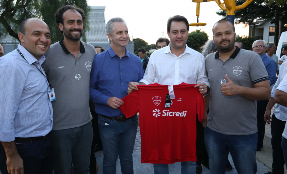 Moradores do Jardim Novo Oásis, em Maringá (Noroeste), ganharam nesta quinta-feira (16) um novo espaço de lazer. O governador Carlos Massa Ratinho Junior e o prefeito Ulisses Maia inauguraram a primeira de 30 unidade no município do programa Meu Campinho. Com 1,5 mil metros quadrados e investimento total de cerca de R$ 400 mil, o local conta com diversos aparelhos de lazer para pessoas de todas as idades. Maringá, 16/05/2019Foto: José Fernando Ogura/ANPr