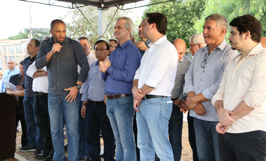Moradores do Jardim Novo Oásis, em Maringá (Noroeste), ganharam nesta quinta-feira (16) um novo espaço de lazer. O governador Carlos Massa Ratinho Junior e o prefeito Ulisses Maia inauguraram a primeira de 30 unidade no município do programa Meu Campinho. Com 1,5 mil metros quadrados e investimento total de cerca de R$ 400 mil, o local conta com diversos aparelhos de lazer para pessoas de todas as idades. Maringá, 16/05/2019Foto: José Fernando Ogura/ANPr