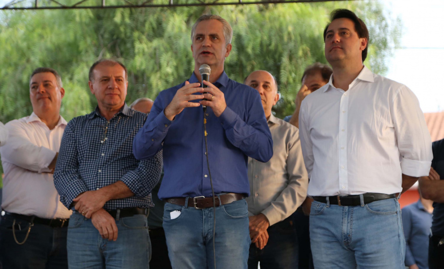 Moradores do Jardim Novo Oásis, em Maringá (Noroeste), ganharam nesta quinta-feira (16) um novo espaço de lazer. O governador Carlos Massa Ratinho Junior e o prefeito Ulisses Maia inauguraram a primeira de 30 unidade no município do programa Meu Campinho. Com 1,5 mil metros quadrados e investimento total de cerca de R$ 400 mil, o local conta com diversos aparelhos de lazer para pessoas de todas as idades. Maringá, 16/05/2019Foto: José Fernando Ogura/ANPr