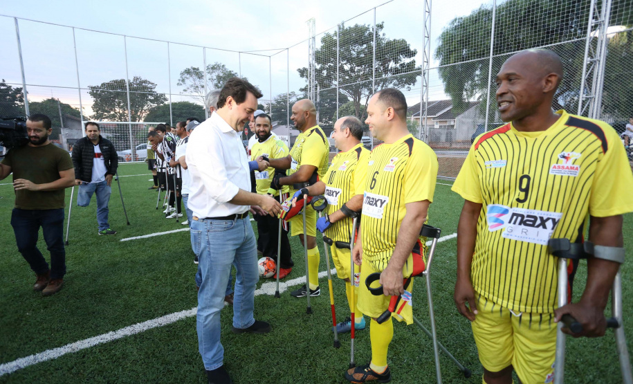Moradores do Jardim Novo Oásis, em Maringá (Noroeste), ganharam nesta quinta-feira (16) um novo espaço de lazer. O governador Carlos Massa Ratinho Junior e o prefeito Ulisses Maia inauguraram a primeira de 30 unidade no município do programa Meu Campinho. Com 1,5 mil metros quadrados e investimento total de cerca de R$ 400 mil, o local conta com diversos aparelhos de lazer para pessoas de todas as idades. Maringá, 16/05/2019Foto: José Fernando Ogura/ANPr