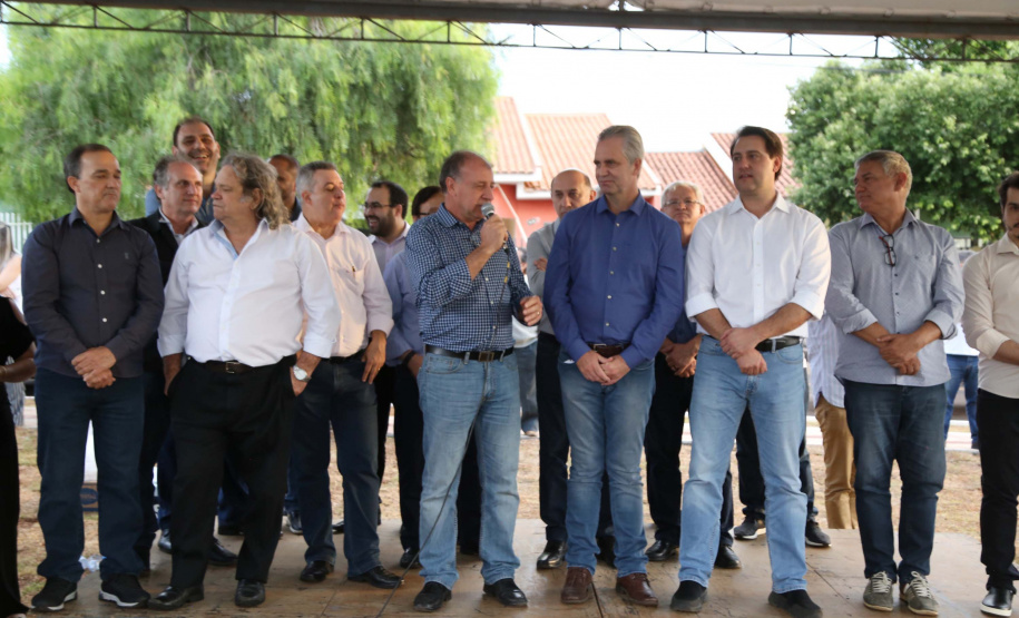Moradores do Jardim Novo Oásis, em Maringá (Noroeste), ganharam nesta quinta-feira (16) um novo espaço de lazer. O governador Carlos Massa Ratinho Junior e o prefeito Ulisses Maia inauguraram a primeira de 30 unidade no município do programa Meu Campinho. Com 1,5 mil metros quadrados e investimento total de cerca de R$ 400 mil, o local conta com diversos aparelhos de lazer para pessoas de todas as idades. Maringá, 16/05/2019Foto: José Fernando Ogura/ANPr