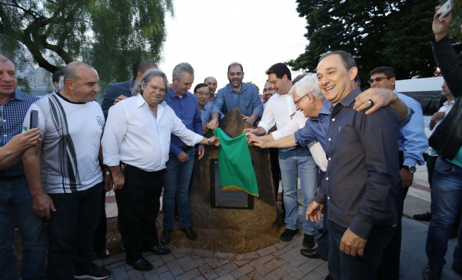 Moradores do Jardim Novo Oásis, em Maringá (Noroeste), ganharam nesta quinta-feira (16) um novo espaço de lazer. O governador Carlos Massa Ratinho Junior e o prefeito Ulisses Maia inauguraram a primeira de 30 unidade no município do programa Meu Campinho. Com 1,5 mil metros quadrados e investimento total de cerca de R$ 400 mil, o local conta com diversos aparelhos de lazer para pessoas de todas as idades. Maringá, 16/05/2019Foto: José Fernando Ogura/ANPr
