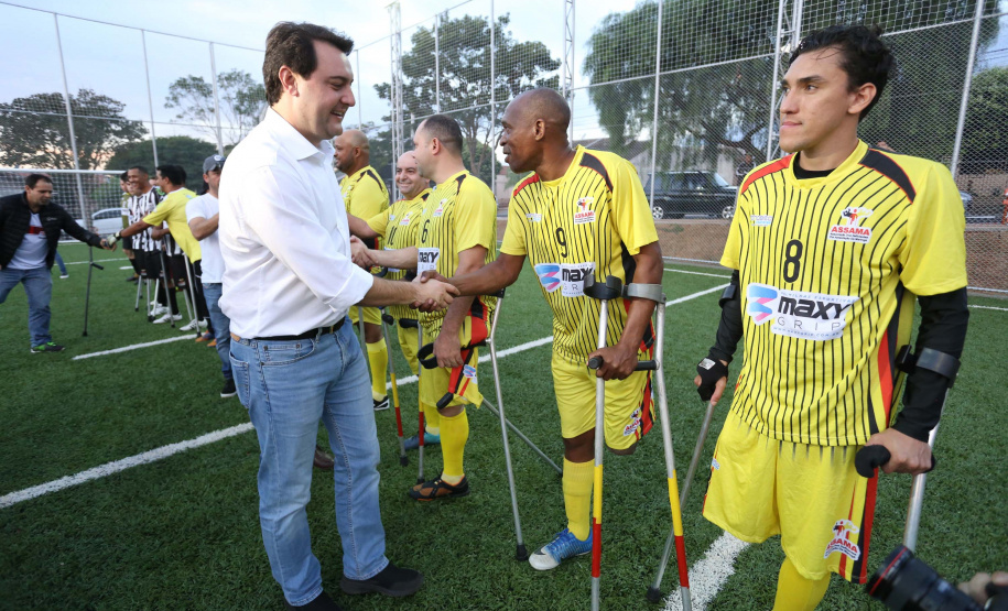 Moradores do Jardim Novo Oásis, em Maringá (Noroeste), ganharam nesta quinta-feira (16) um novo espaço de lazer. O governador Carlos Massa Ratinho Junior e o prefeito Ulisses Maia inauguraram a primeira de 30 unidade no município do programa Meu Campinho. Com 1,5 mil metros quadrados e investimento total de cerca de R$ 400 mil, o local conta com diversos aparelhos de lazer para pessoas de todas as idades. Maringá, 16/05/2019Foto: José Fernando Ogura/ANPr