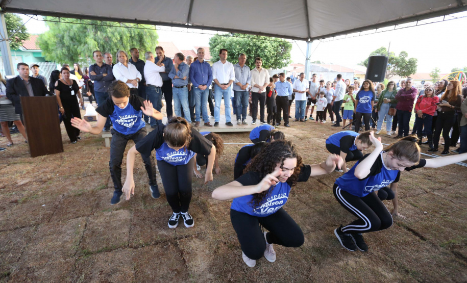 Moradores do Jardim Novo Oásis, em Maringá (Noroeste), ganharam nesta quinta-feira (16) um novo espaço de lazer. O governador Carlos Massa Ratinho Junior e o prefeito Ulisses Maia inauguraram a primeira de 30 unidade no município do programa Meu Campinho. Com 1,5 mil metros quadrados e investimento total de cerca de R$ 400 mil, o local conta com diversos aparelhos de lazer para pessoas de todas as idades. Maringá, 16/05/2019Foto: José Fernando Ogura/ANPr